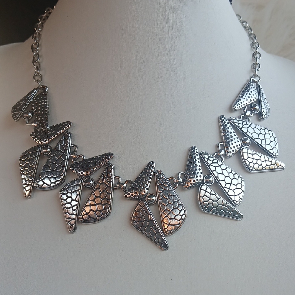Paparazzi Silver Crocodile Geometric Necklace